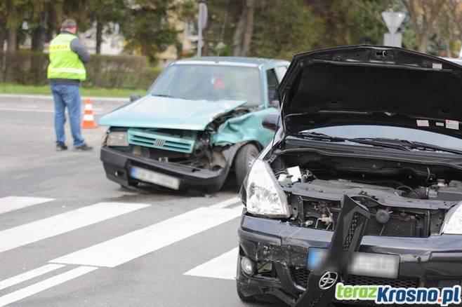 Zderzenia fiata i toyoty na skrzyżowaniu, jedna osoba ranna