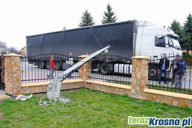 Tir zahaczył o linię telefoniczną w Świerzowej Polskiej