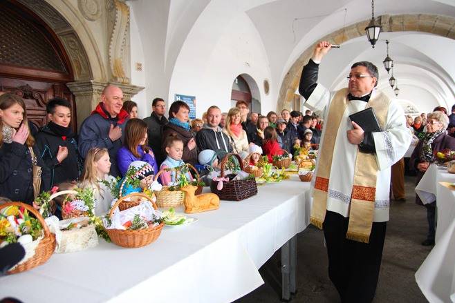 Święcenie wielkanocnych koszyków na krośnieńskim Rynku