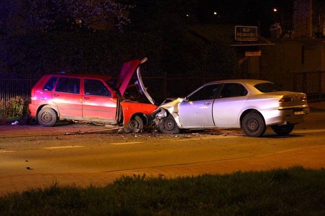 Czołowe zderzenie dwóch samochodów w Krośnie