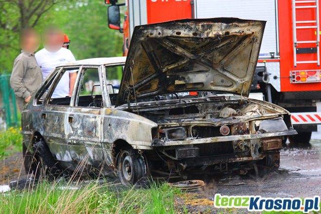 Pożar samochodu na drodze