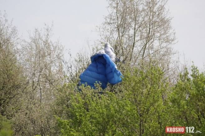 Skoczek spadochronowy zawisł na drzewie