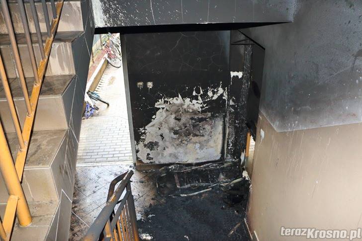 Pożar na klatce schodowej w bloku przy ul. Popiełuszki