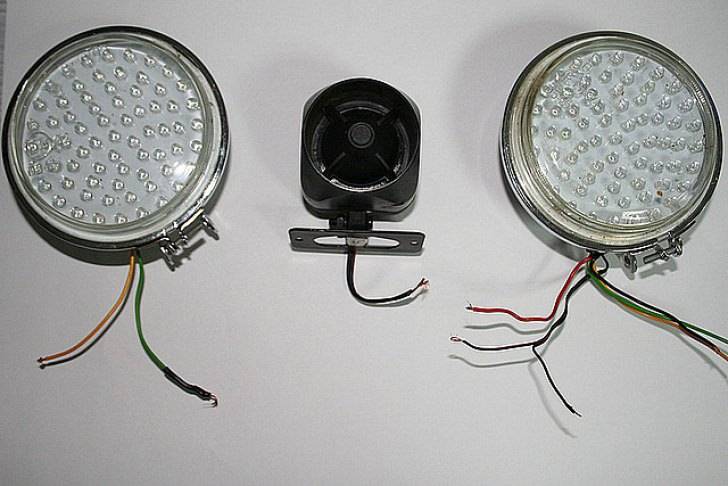 Motocyklista bezprawnie używał sygnałów pojazdów uprzywilejowanych