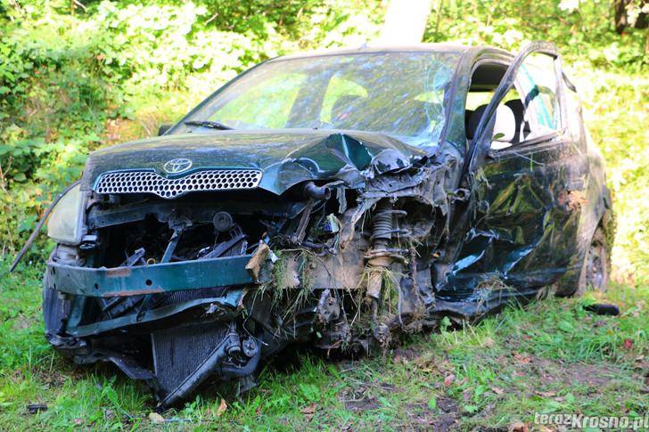 Jedlicze: Toyota uderzyła w latarnię