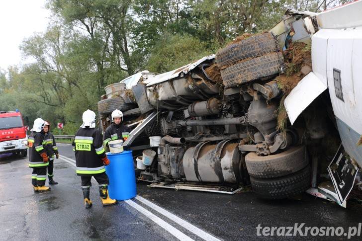 Przewrocił się TIR pełen mięsa