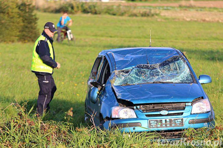 Hyundai zjechał z drogi i dachował