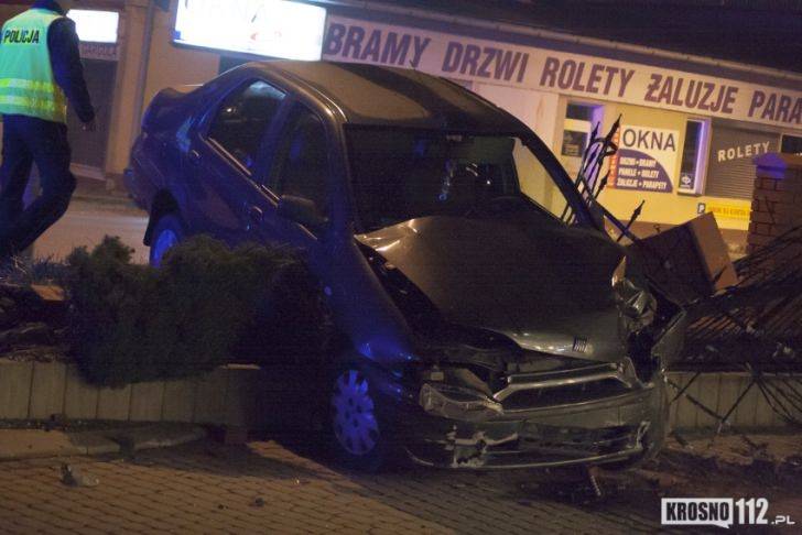 Fiat staranował ogrodzenie