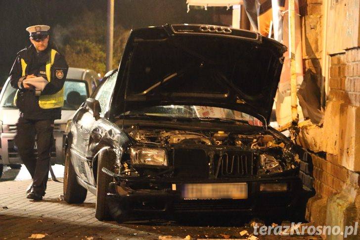 Wyprzedzała na skrzyżowaniu i przejściu dla pieszych, wjechała w kamienicę