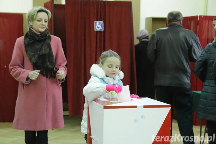 Trwa II tura wyborów samorządowych. Frekwencja na godz. 12:00