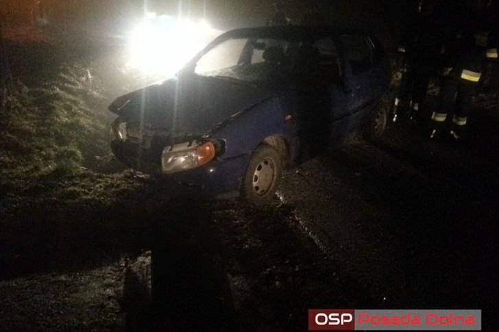 Volkswagen wypadł z drogi i uderzył w przepust