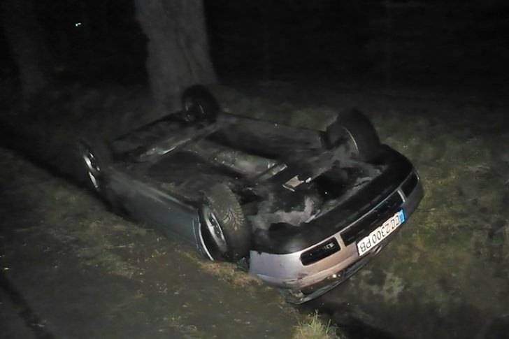 Osobówka dachowała w Dukli