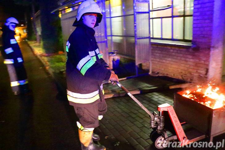 Pożar na hali produkcyjnej w Krośnie