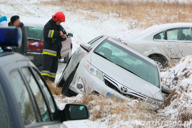 Toyota wjechała do rowu