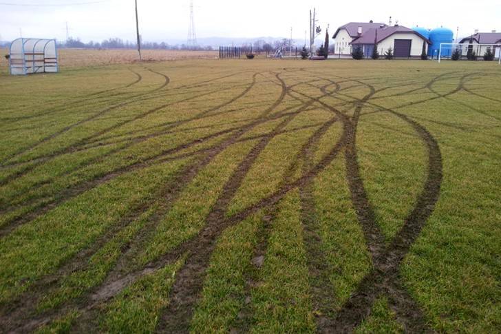 Bezmyślny akt wandalizmu, ktoś zniszczył murawę stadionu w Wojaszówce