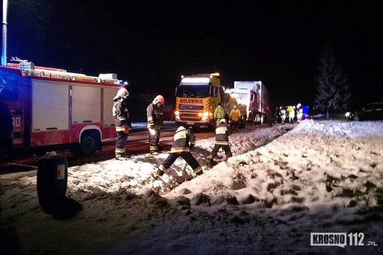 Nocna kolizja w Tylawie, olej wyciekł z ciężarówki