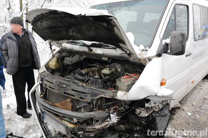 Czołowe zderzenie busa z osobówką