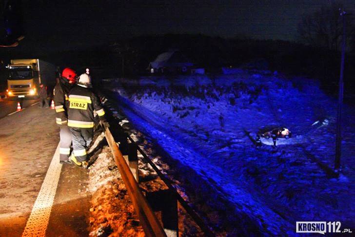 Groźne zderzenie w Kombornii, osobówka zsunęła się z nasypu