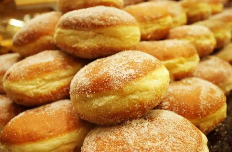Jutro Tłusty czwartek. Jak zrobić domowe pączki? Mamy przepis!