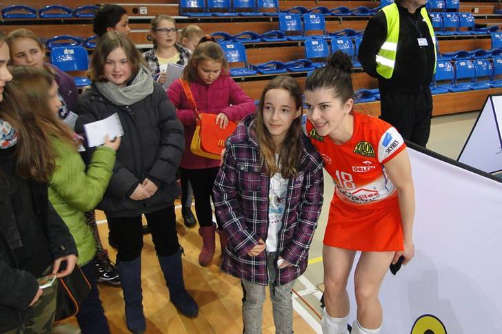 Młode siatkarki z Dukli na meczu w Rzeszowie