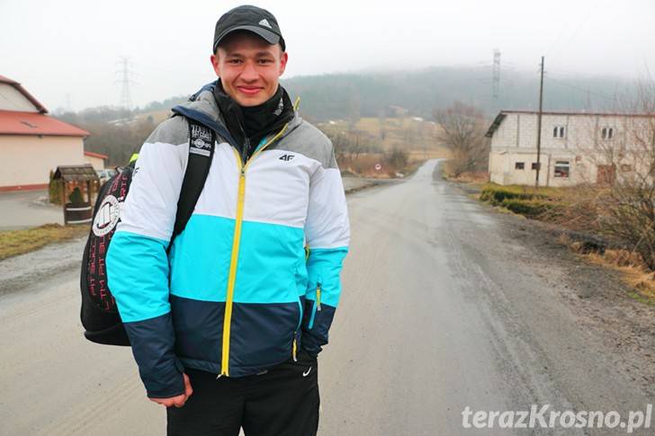 23-latek idzie pieszo wzdłuż granic Polski