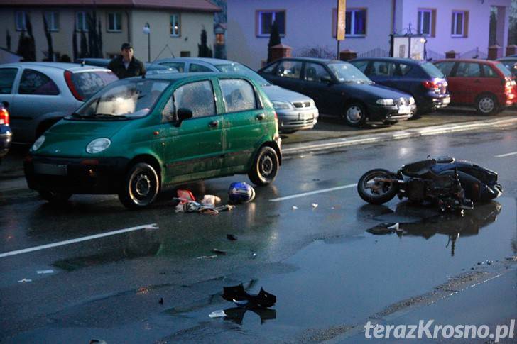 Wypadek w Krośnie, motorowerzysta potrącił babcię z wnukiem