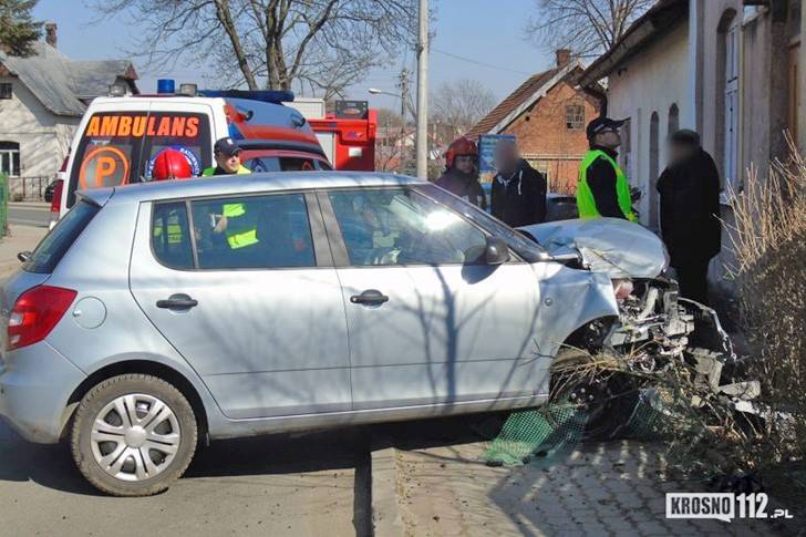 Skoda wjechała w kamienicę