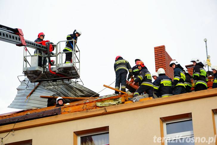 Zerwane dachy i połamane drzewa. Straty po wichurze
