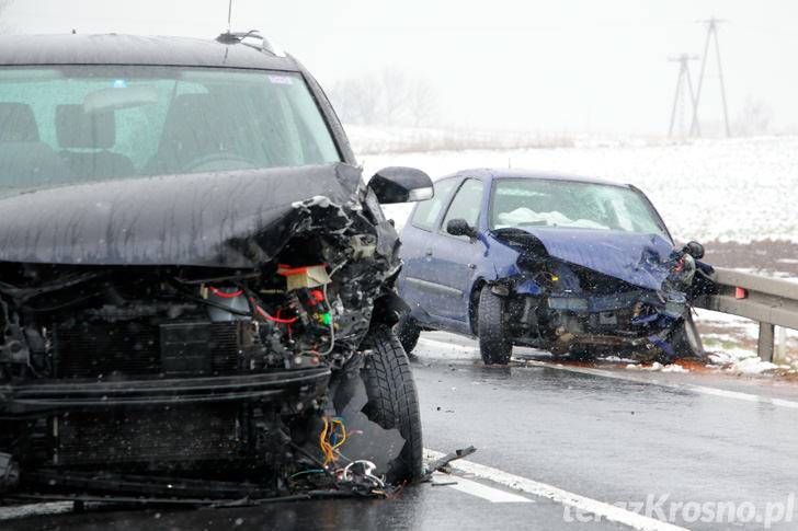 Zderzenie dwóch samochodów w Rogach