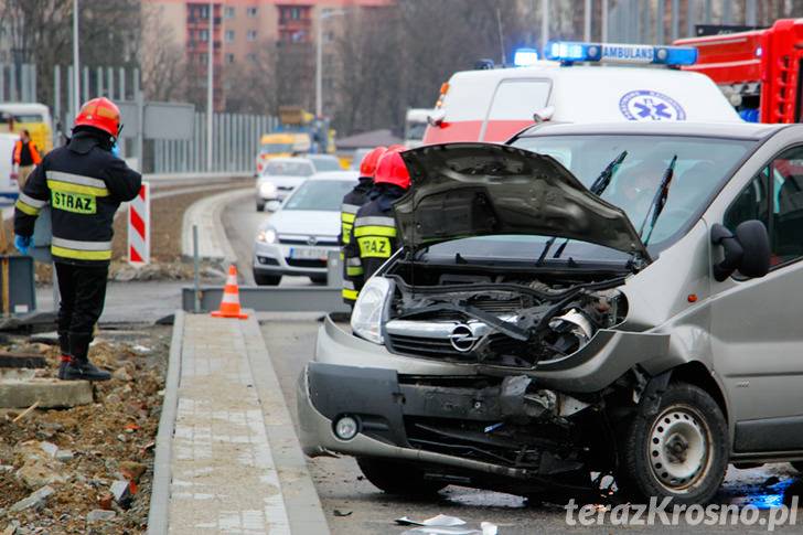 Czołowe zderzenie w Krośnie. Pięć osób w szpitalu