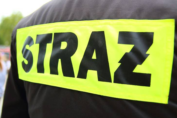 Biały proszek przy drodze. Interweniowali strażacy