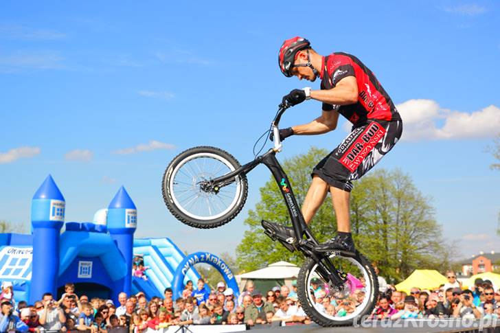 Pokaz akrobacji rowerowych w wykonaniu Krystiana Herby