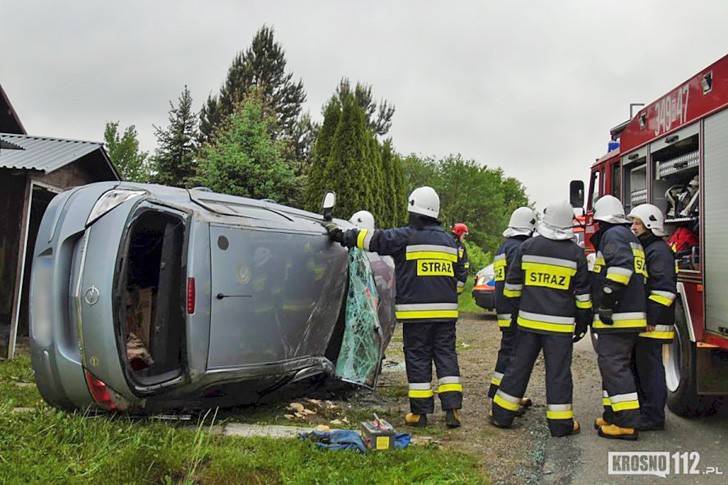 Wypadek w Komborni. Dachował opel