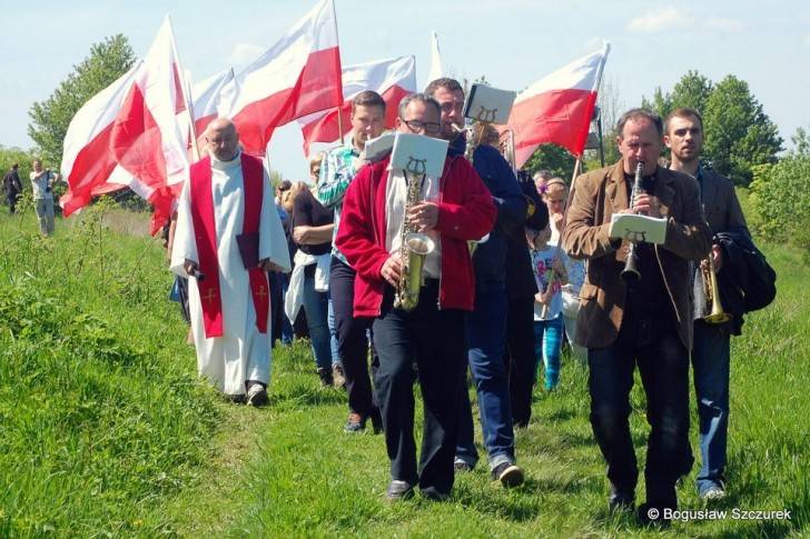 Pielgrzymka do Krzyża Wdzięczności w Iwli