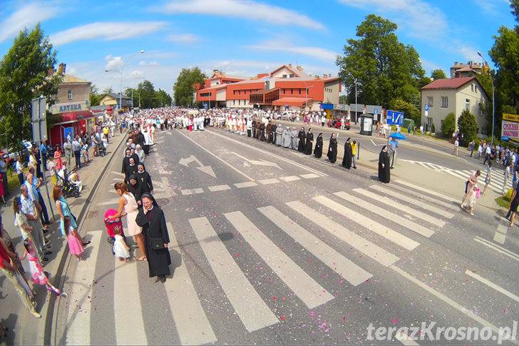 Tłumy na procesji Bożego Ciała w Krośnie [WIDEO]
