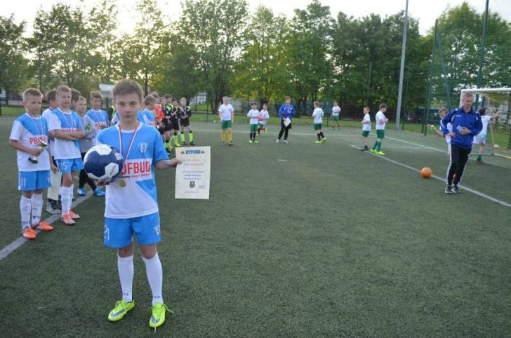 Beniaminek Krosno z Pucharami na urodzinach Koniczynki Krosno