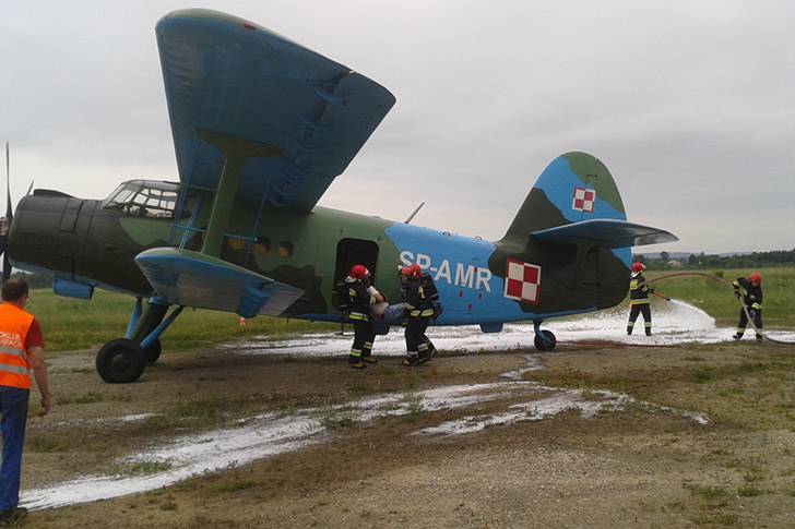 Antek awaryjnie lądował na płycie lotniska