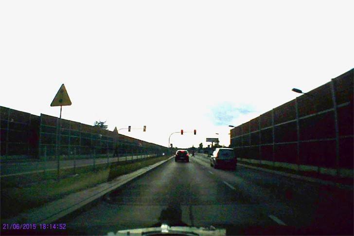 Przejechał przez przejście dla pieszych na czerwonym