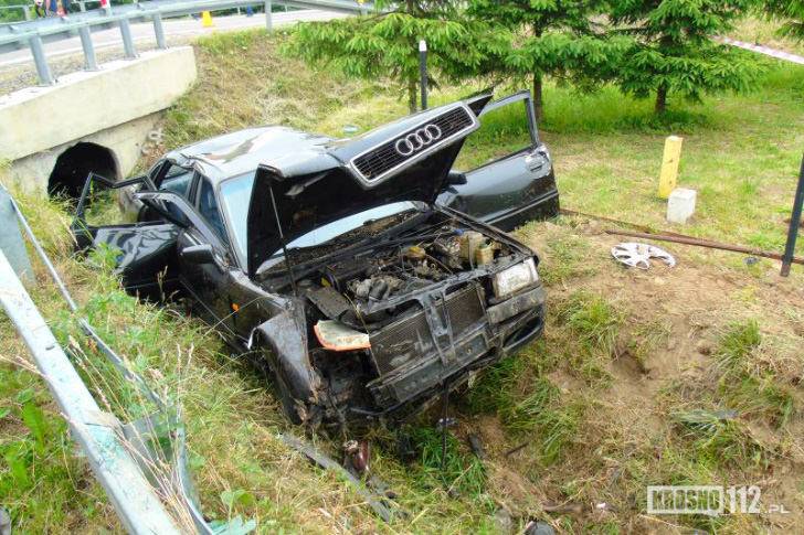 Audi dachowało w Komborni. Pijany kierowca schował się w kukurydzy