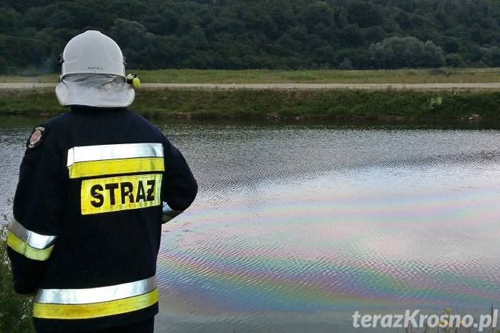 Awaria techniczna lub błąd człowieka. Opel wjechał do zbiornika wodnego