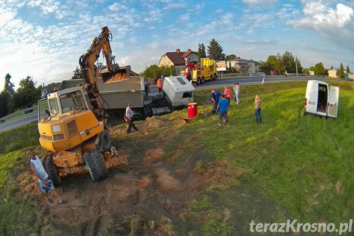 Krosno: Akcja wyciągania ciężarówki z rowu