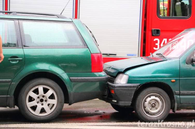 Podręcznikowa kolizja w Krośnie - najechanie na tył samochodu