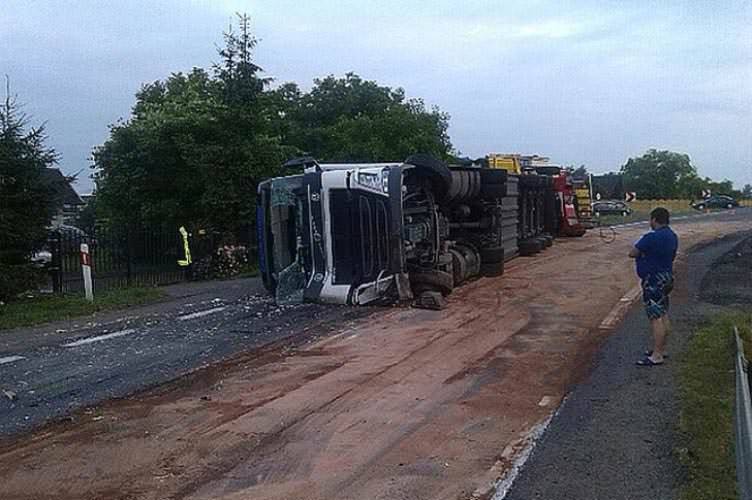 Samochód ciężarowy z naczepą przewrócił się w Iskrzyni