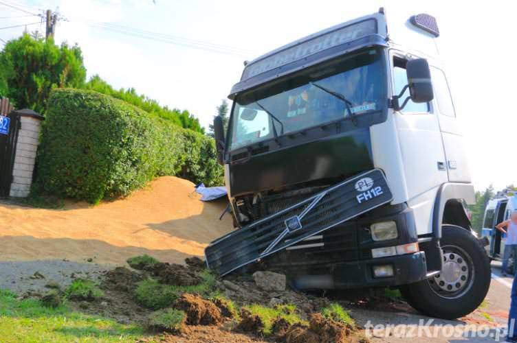 TIR wpadł do rowu. Wysypało się 25 ton pszenicy