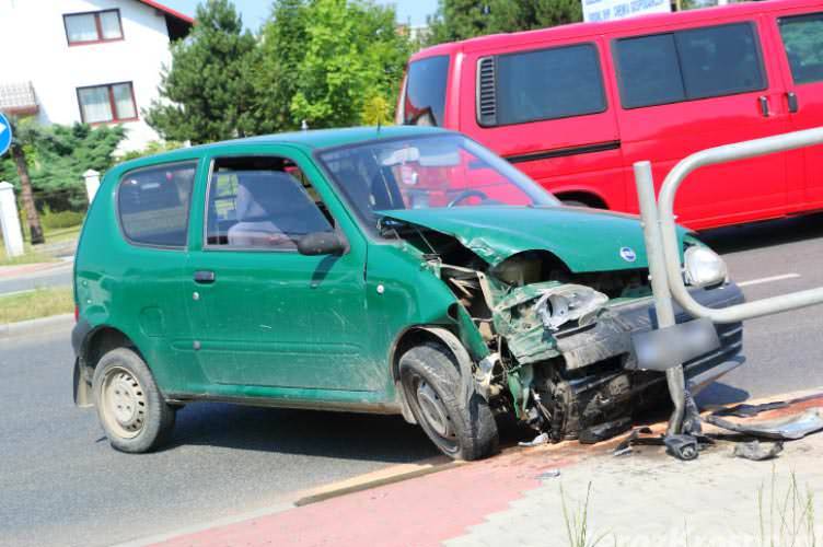 Kolizja na ul. Podkarpackiej, Fiat zakończył jazdę na barierkach