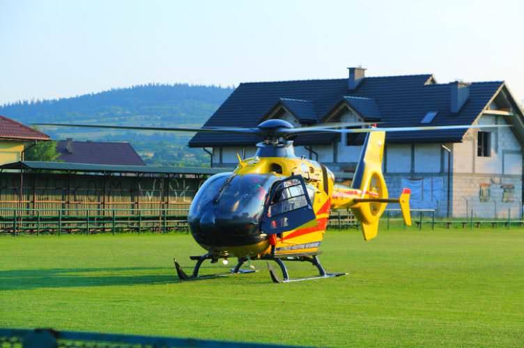 W Sieniawie topił się mężczyzna. Śmigłowiec LPR lądował na stadionie