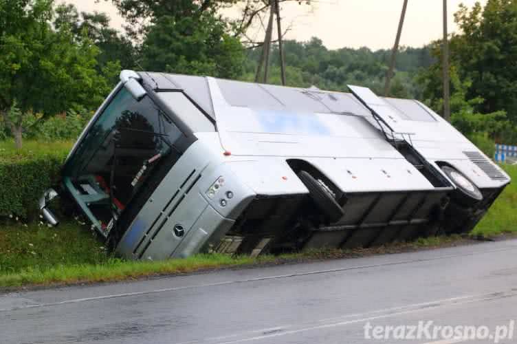 Autokar pełen turystów wjechał do rowu