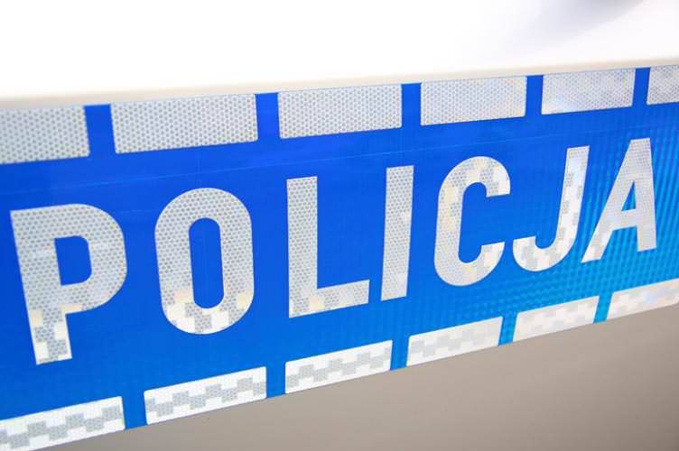 Policyjny patrol gasił płonący samochód w Jedliczu