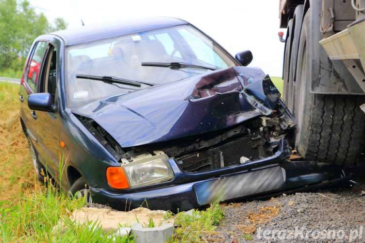 Uderzyła w bok naczepy. Trafiła do szpitala