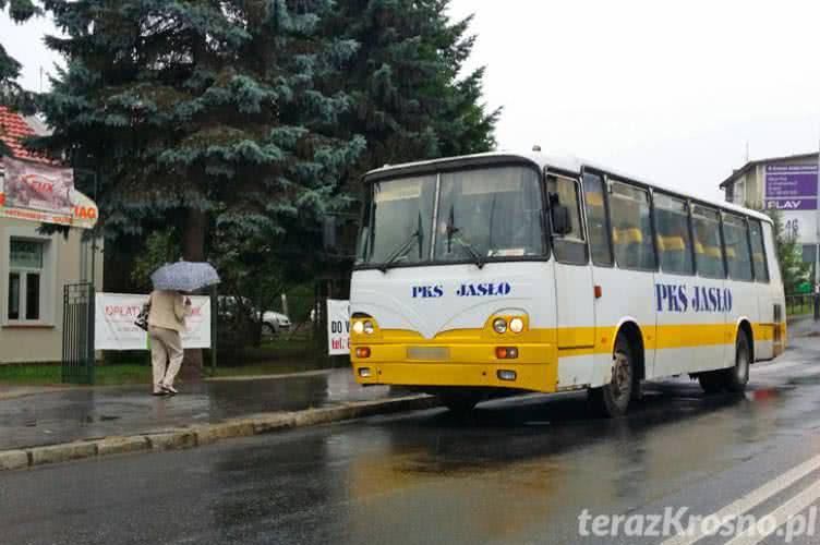 Autobus wjechał w osobówkę, osobówka w pieszych